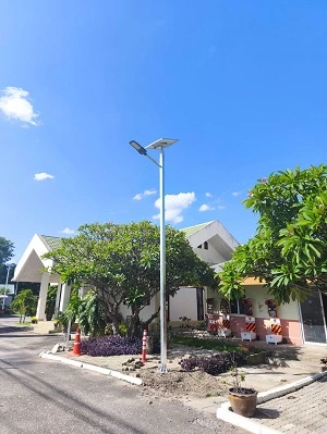 งานติดตั้งเสาไฟถนนโซล่าเซลล์ รุ่น NSS-120ix เสาสูง 6 เมตร ติดตั้งที่ จ.กำแพงเพชร